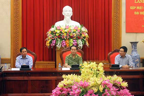 Bộ trưởng Trần Đại Quang nhiệt liệt chúc mừng các đồng chí Đại sứ, Tổng lãnh sự mới được Chủ tịch nước bổ nhiệm làm trưởng các cơ quan đại diện của Việt Nam ở nước ngoài. Ảnh: Thu Phương.