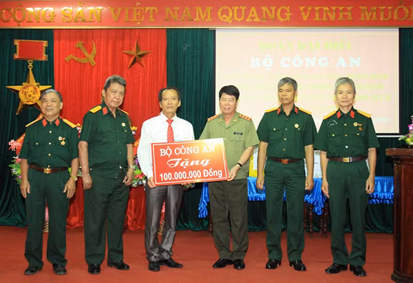 Thứ trưởng Bùi Văn Nam tặng quà cho các thương bệnh binh đang điều trị tại Trung tâm.