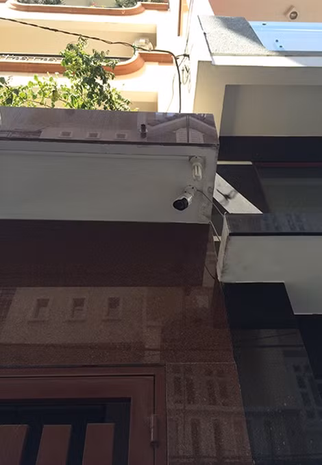 Lắp camera ở cổng nhà.