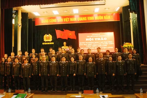 Các đại biểu dự Hội thảo chụp ảnh lưu niệm