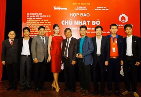 Các diễn viên,ca sĩ và đại diện chương trình Chủ Nhật Đỏ.