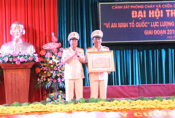Thừa ủy quyền của Chủ tịch nước, Thứ trưởng Bùi Văn Nam trao Huân chương Bảo vệ Tổ quốc hạng Nhì tặng Thiếu tướng Nguyễn Đức Nghi, Giám đốc Cảnh sát PC&CC TP Hà Nội.