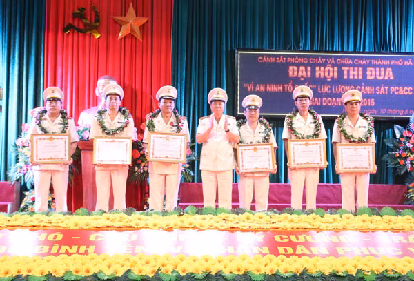 Thứ trưởng Bùi Văn Nam trao Bằng khen của Bộ Công an cho các tập thể, cá nhân có thành tích xuất sắc.