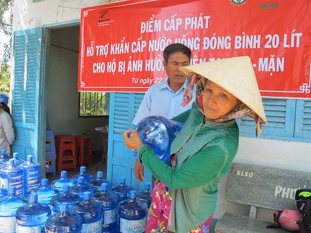 Tổ chức Oxfam tại Việt Nam cung cấp nước uống miễn phí cho 6.000 người tại tỉnh Bến Tre, bị ảnh hưởng bởi hạn hán, xâm nhập mặn.
