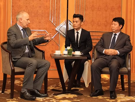 Thứ trưởng Bùi Văn Nam và ông Tim Huxley tại buổi tiếp.