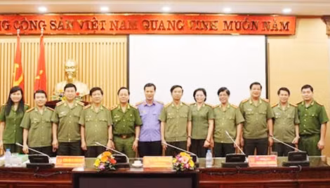 Thượng tướng Đặng Văn Hiếu và các đại biểu.