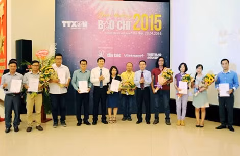 Ông Hồ Quang Lợi trao giải cho các tác giả.