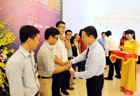 Nguyễn Đức Lợi trao giải cho các tác giả.