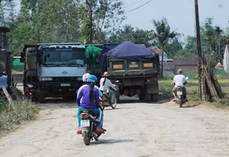 Dân nhiều lần kêu cứu cơ quan chức năng và chính quyền, nhưng tình trạng xe quá tải vẫn ngang nhiên cày xới tuyến đường thôn An Hội Nam 1 và An Hội Nam 2.