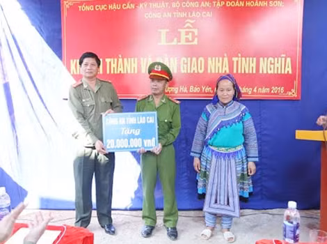 Lãnh đạo Tổng cục Hậu cần - Kỹ thuật và Ban giám đốc Công an tỉnh Lào Cai tặng quà Đại úy Hảng A Giả.