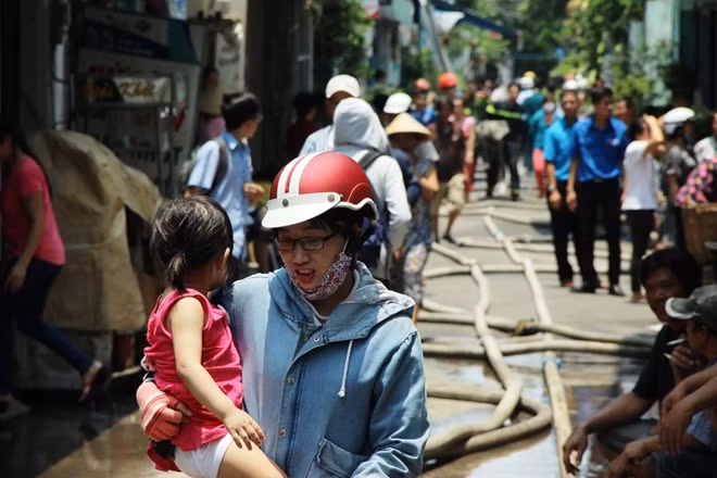 Phụ huynh đến hiện trường để đón con về khi hay tin có vụ cháy