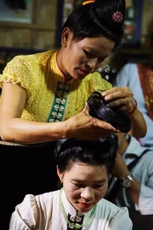Những phụ nữ mang “tằng cẩu” trên đầu nghĩa là đã có chồng.