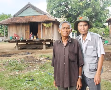 Phóng viên Cảnh sát Toàn cầu với tác giả ca từ “Cô gái vót chông” tại buôn Thinh, xã Ea Trol, huyện Sông Hinh, tỉnh Phú Yên.