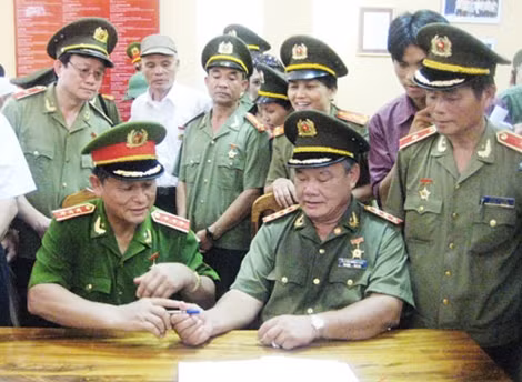 Thượng tướng Nguyễn Khánh Toàn và Thượng tướng Lê Thế Tiệm (nguyên Thứ trưởng Bộ Công an) và đoàn công tác của Bộ Công an đến thăm Bảo tàng Ban An ninh Khu V.