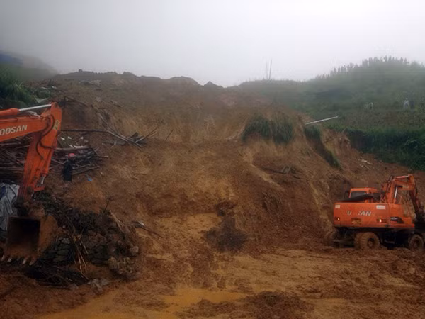 Huy động máy xúc, máy ủi công xuất lớn để khẩn trương dọn dẹp đất đá, giải tỏa hiện trường, tìm kiếm nạn nhân bị vùi lấp giữa lượng đất đá khổng lồ.