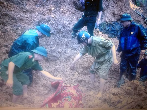 Các lực lượng Công an và quân đội tỉnh Cao Bằng và lực lượng chức năng địa phương cùng tham gia giaỏi tỏa hiện trường, đào bới đất đá, tìm kiếm nạn nhân.