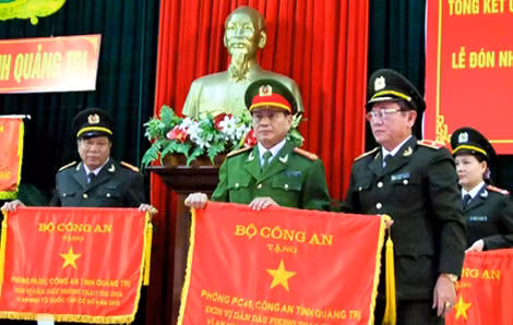 Đại tá Lê Quang Công (thứ hai từ trái qua), Phó trưởng phòng Cảnh sát điều tra tội phạm về trật tự xã hội - Công an tỉnh Quảng Trị, nhận bằng khen của Bộ Công an.