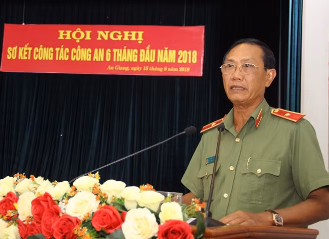 Thiếu tướng Bùi Bé Tư, Giám đốc Công an An Giang, phát biểu tại Hội nghị.