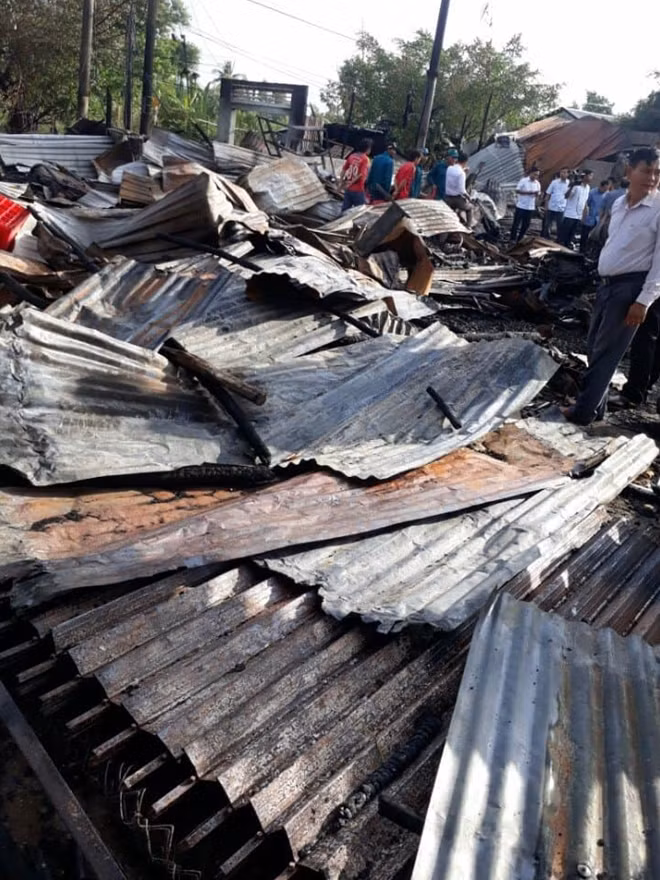 Hiện trường vụ cháy 8 căn nhà ở xã Nguyễn Phích, huyện U Minh (Cà Mau).