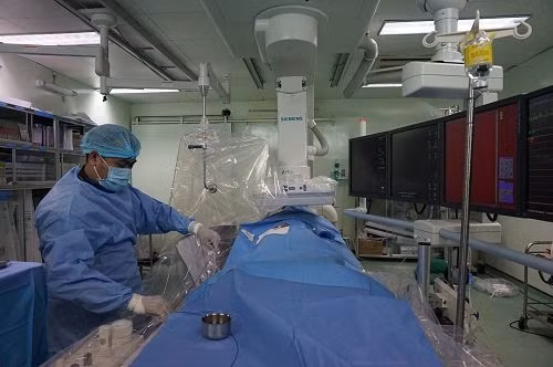 BS đang can thiệp lấy huyết khối cho bệnh nhân N.