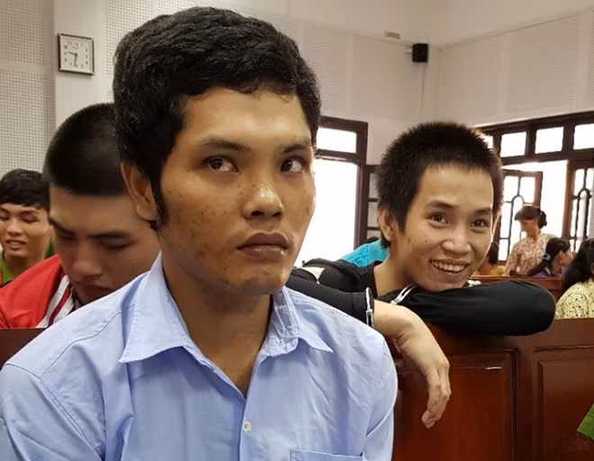 Bị cáo Thal (áo xanh) tại tòa.