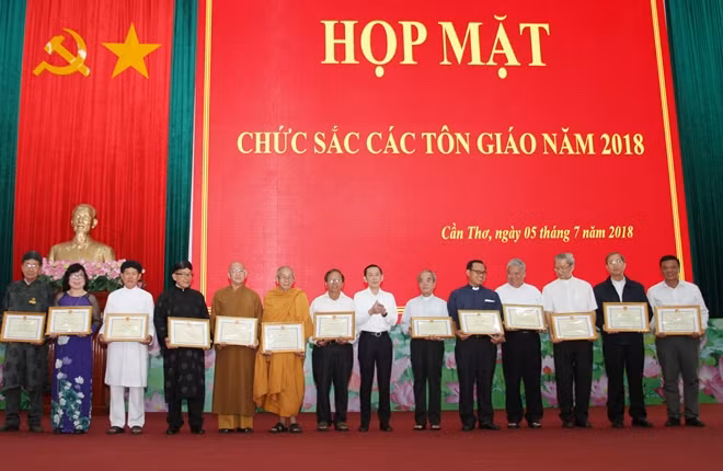 Chủ tịch UBND TP Cần Thơ Võ Thành Thống, tặng Bằng khen của UBND thành phố cho các nhân tiêu biểu.