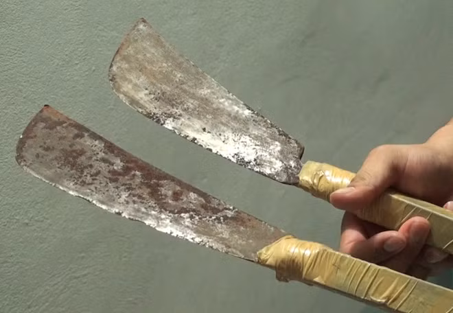 Hung khí thu được tại nhà các đối tượng.