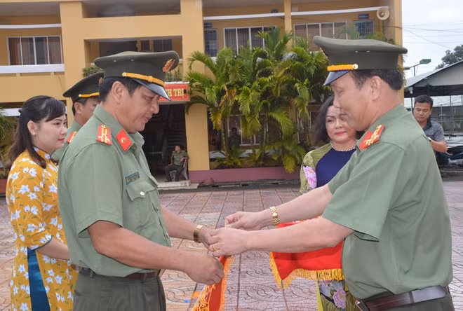 Ban Tổ chức tặng Cờ lưu niệm cho các đội tham gia đi đấu.