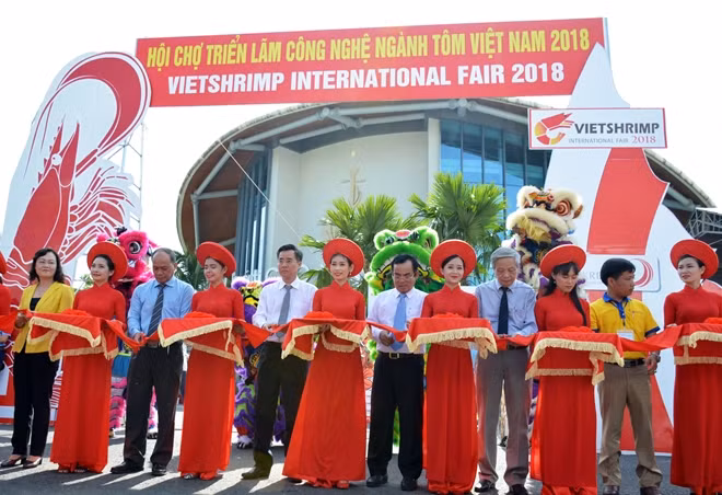 Các đại biểu cắt băng khai mạc Hội chợ triển lãm công nghệ ngành tôm Việt Nam năm 2018.