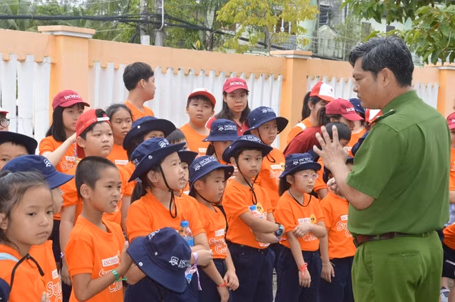 Các cháu học sinh được các chú Cảnh sát PCCC, giới thiệu về các trang thiết bị PCCC.