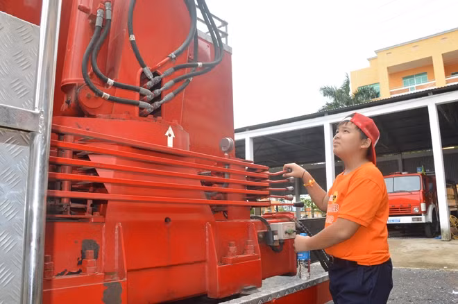 Lần đầu được tận mắt chứng kiến xe cứu hỏa hiện đại.