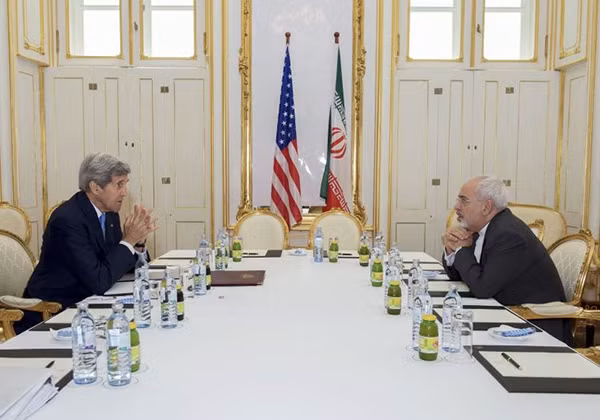 Ngoại trưởng Mỹ John Kerry (trái) gặp người đồng cấp Iran Javad Zarif trước thềm hội nghị tại Vienna, Austria.