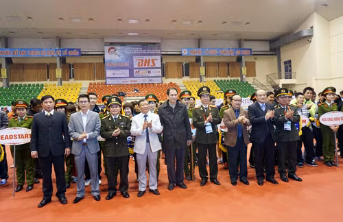 Các đại biểu tại Lễ Khai mạc Giải vô địch Diễn đàn bóng bàn Việt Nam lần thứ 8 tranh Cup Báo CAND