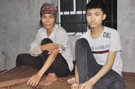 Chị Thành đã làm hết cách nhưng vẫn không đủ tiền để chữa bệnh cho con.