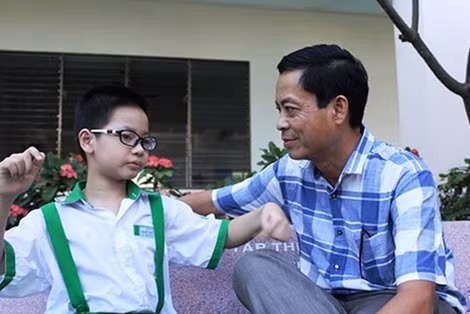 Nhật Minh trò chuyện bằng tiếng Anh với Thạc sĩ Nguyễn Minh Hà. Ảnh: Ngọc Tú.
