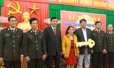 Lãnh đạo Tổng cục Hậu cần - Kỹ thuật và tỉnh Quảng Ngãi trao chìa khóa tượng trưng cho chủ tàu Thiện Hải 09.