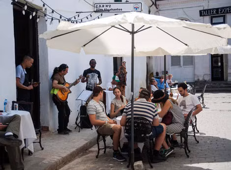 Khu Havana cổ thu hút nhiều du khách. Khu Havana cổ thu hút nhiều du khách.