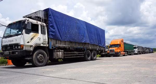 Đoàn xe bị dừng kiểm tra tải trọng.