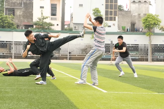 Với những động tác nhuần nhuyễn và bài bản việc hạ gục đối thủ trở nên hiệu quả .