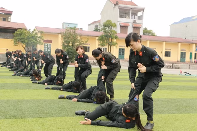 Kỹ năng bẻ khóa và khống chế đối tượng được huấn luyện nhuần nhuyễn.