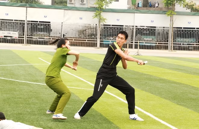 Nữ chiến sĩ Cảnh sát tay không đối kháng với tên côn đồ có sử dụng vũ khí.