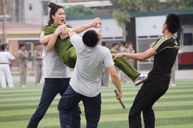 Tình huống thực chiến đối kháng giữa nữ Cảnh sát với 3 tên côn đồ có mang vũ khí.