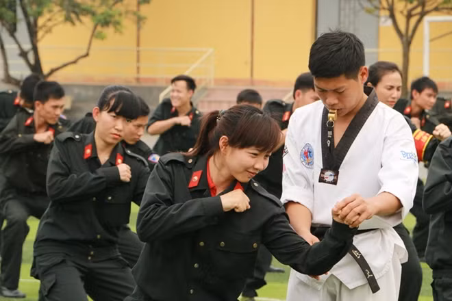 Các Học viên được các thầy giáo hướng dẫn kỹ càng từng động tác.