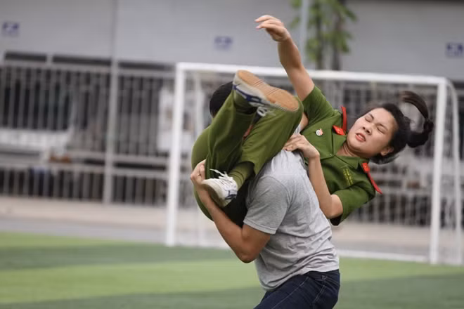 Kỹ thuật điêu luyện của nữ Cảnh sát khi sử dụng đòn cắt kéo, kẹp cổ đầy sức mạnh hạ gục đối thủ.