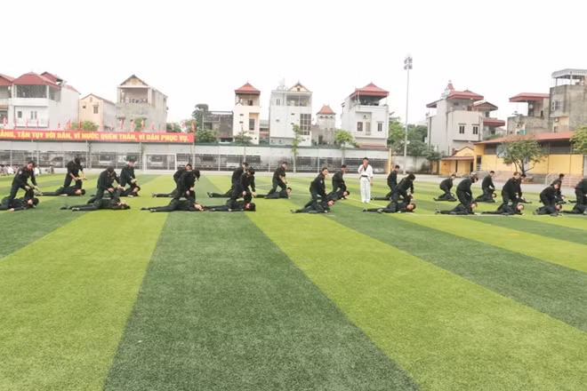 Thầy và trò Trường Trung cấp Cảnh sát vũ trang thao luyện trên thao trường.