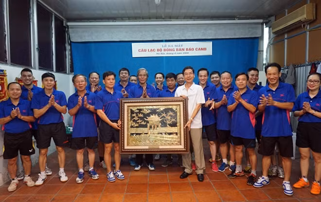 Thiếu tướng Phạm Văn Miên, Tổng biên tập Báo CAND, Chủ tịch CLB BB Báo CAND tặng quà lưu niệm cho CLB BB Trang Hoàng (Lạng Sơn).