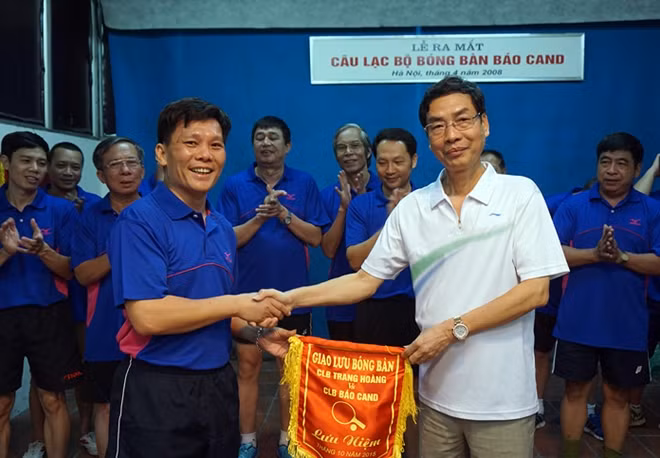 Thiếu tướng Phạm Văn Miên và ông Đào Văn Cường, Chủ tịch CLB BB Trang Hoàng.