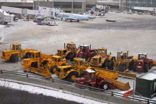 Các xe dọn tuyết trên đường băng của sân bay Logan ở Boston, Massachusetts.