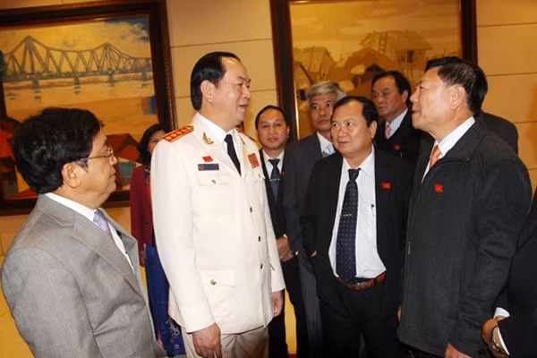 Bộ trưởng Trần Đại Quang trao đổi với các đại biểu dự Đại hội. Ảnh Việt Hưng.