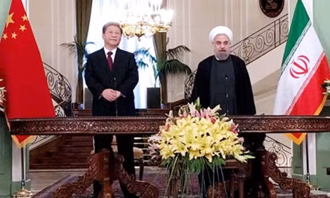 Chủ tịch Trung Quốc Tập Cận Bình (trái) và Tổng thống Rouhani tại buổi họp báo chung. Ảnh: IRNA.